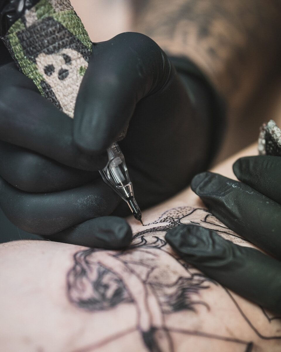 Exemple — Tatoueur·euse